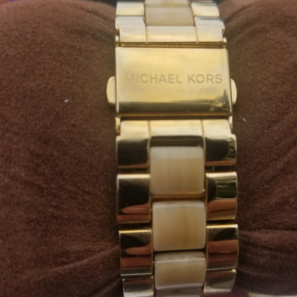Golden Micheal Kors watch - Picture 2 of 3